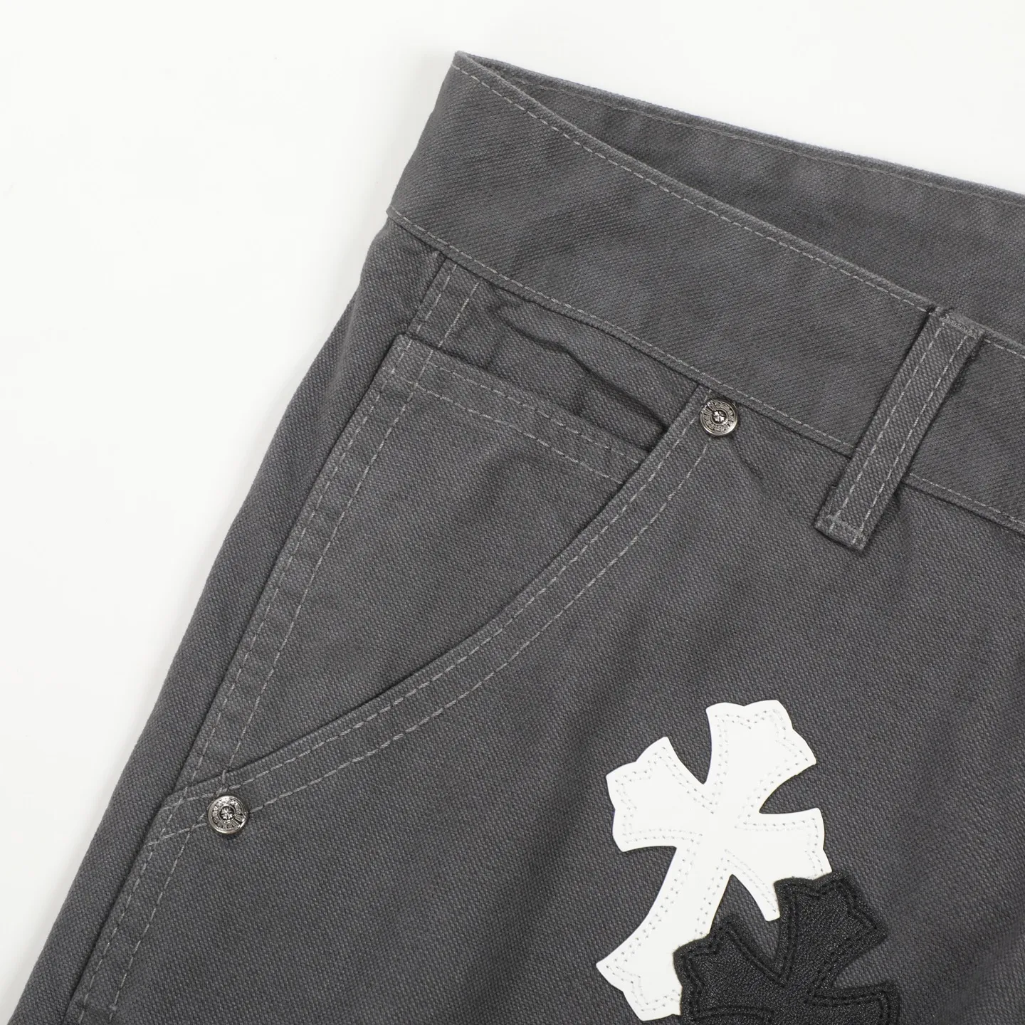 P280 Chrome hearts Cross patch leather jeans workwear logging pants Chrome hearts logging pants are here! ! ! CH Croix Heart Double Knee Cross Patch Leather Bo1 Style Logging Pants Straight-leg Work Pants B136 Croix Heart Cross Sanskrit Overalls Price 34W Level, patchwork cross pattern embellishment, high-waisted washed jeans! ! Absolutely high-end luxury products, 1.9W level god-level single products, super popular products, made by top heavy industry, not to be missed. About Zangyin, this is an extremely luxurious fashion brand, which can also be called the nobles of the high street. It has always been an exclusive brand of some hipsters or rich second generation. Compared with ordinary high streets, it is more luxurious and noble. Compared with luxury brands, it has a more fashionable personality and has always been a brand that I have a special liking for. Imported yarn is custom-woven into a high-density twill canvas, which ensures a crisp silhouette while also making the fabric feel very delicate. It follows the B01 classic silhouette, with a crisp and stylish upper body. The ready-made garments are stone-ground and fermented and can be matched with any style. Buttons and zinc are washed with genuine YKK retro metal products. Double-layered canvas on the front. Perfect details. All hardware is perfect. Size: s-XXL Color: Gray